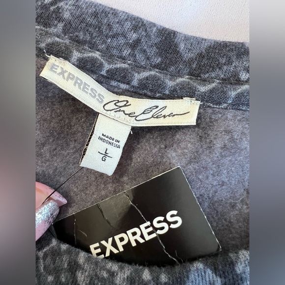 Express One Eleven Cold Shoulder Snake Print Sweatshirt L Women’s Charcoal NWT ! - Picture 5 of 10
